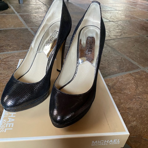 Michael Kors Aden’s Pump - Picture 2 of 4